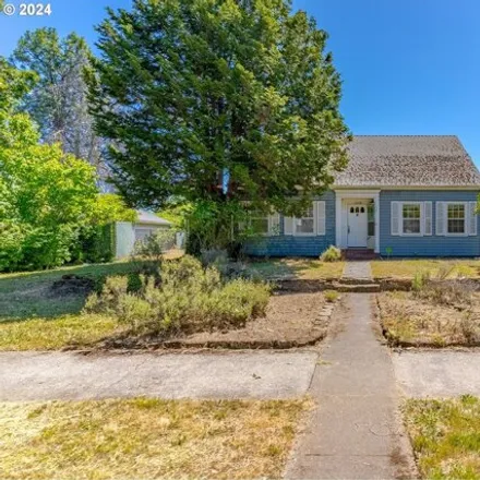 Buy this 4 bed house on 1530 21st St NE in Salem, Oregon