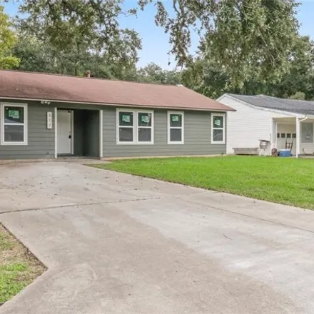 Buy this 4 bed house on 353 Redwood Street in Lake Jackson, TX 77566