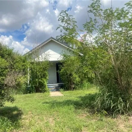 Image 2 - 798 West Rockport Street, Mathis, TX 78368, USA - House for sale