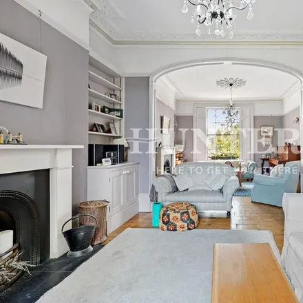 Rent this 5 bed townhouse on 17-31 Clissold Road in London, N16 9EX