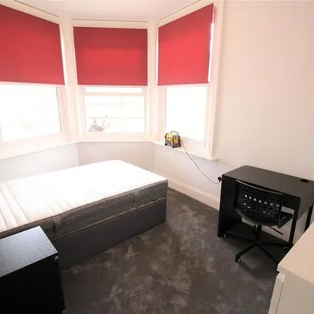 Rent this 6 bed apartment on 5 Edinburgh Road in Portsmouth, PO1 1DE
