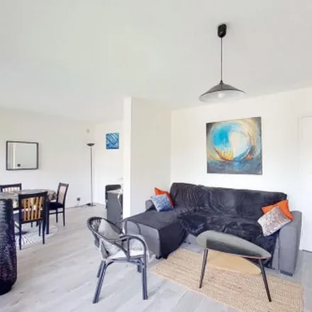 Rent this 4 bed apartment on 1 Avenue du Capitaine Tarron in 78140 Vélizy-Villacoublay, France