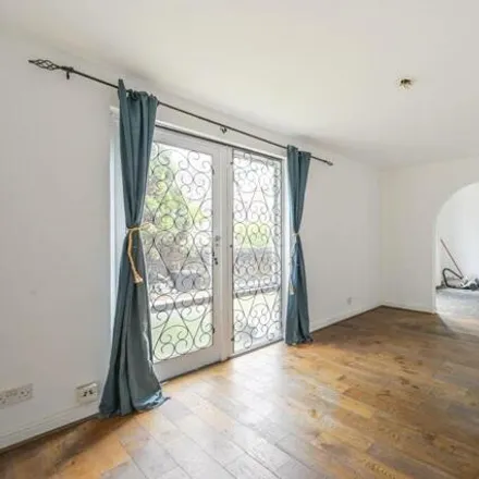 Buy this 3 bed apartment on unnamed road in London, E1 8LU