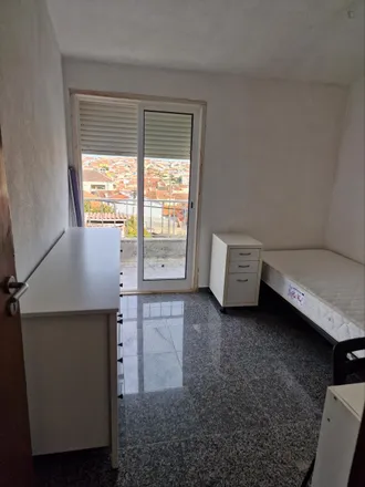 Rent this 3 bed room on Rua de Coimbra in 2605-769 Casal de Cambra, Portugal