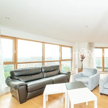 Rent this 3 bed apartment on Pinnacle House in Boulevard Drive, London