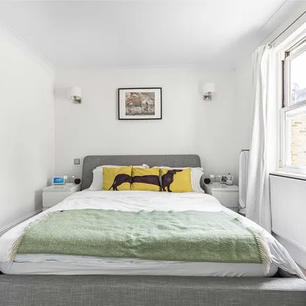 Image 2 - 29 Victoria Road, London, SW14 8EX, United Kingdom - Townhouse for rent
