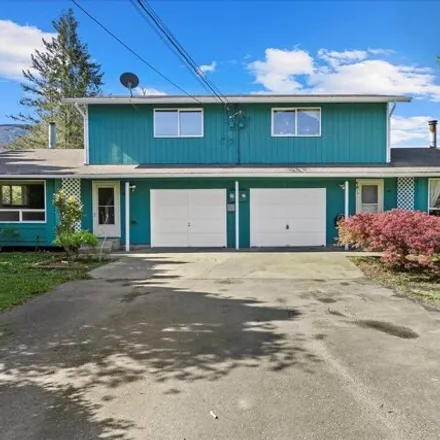 Buy this studio house on 110 Lewis Avenue West in Gold Bar, Snohomish County