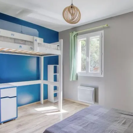 Rent this 3 bed house on Office du Tourisme de Saint-Cyr sur Mer in Avenue du Port, 83270 Saint-Cyr-sur-Mer