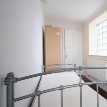 Rent this 3 bed room on unnamed road in London, W3 7HH