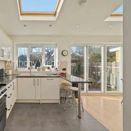 Image 7 - Hail & Ride Woodberry Avenue, Hoppers Road, Winchmore Hill, London, N21 3LH, United Kingdom - Townhouse for sale