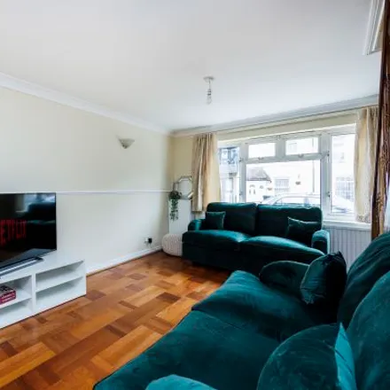 Rent this 3 bed apartment on Gloucester Road in London, CR0 2DL
