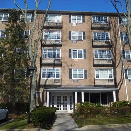 Rent this 2 bed condo on 4 Consulate Drive in Village of Tuckahoe, NY 10707