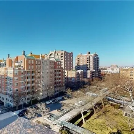Image 2 - 1311 Brightwater Avenue, New York, NY 11235, USA - Apartment for sale