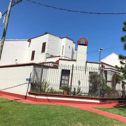 Buy this studio house on Avenida Caseros in Nuevo Quilmes, Don Bosco