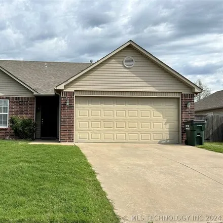 Rent this 3 bed house on 11803 East 113th Street North in Owasso, OK 74055