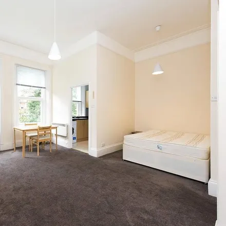 Rent this studio apartment on 128 Fellows Road in London, NW3 3JH