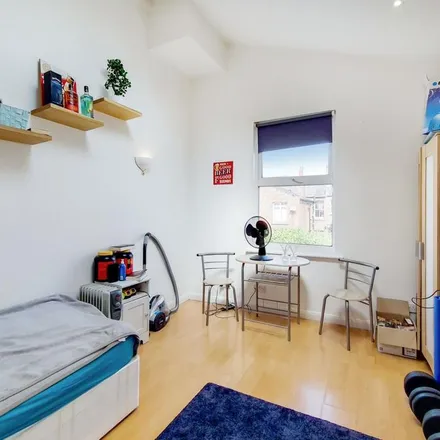 Rent this studio apartment on Yewfield Road in London, NW10 9TD