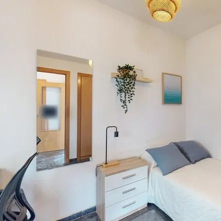 Rent this 4 bed room on Gristar in Avinguda del Port, 46023 Valencia