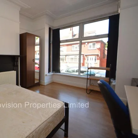 Image 7 - Back Manor Drive, Leeds, LS6 1GH, United Kingdom - Townhouse for rent