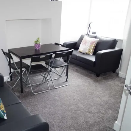 Rent this 4 bed townhouse on Peacock Avenue in Pendlebury, M6 7FP