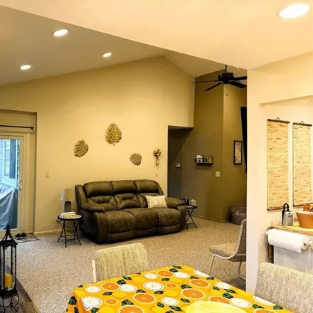 Image 7 - Maxfield's, Berkley Court, Schaumburg, IL 60194, USA - Condo for sale