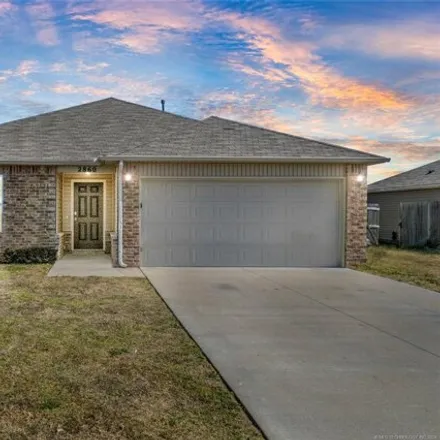 Buy this 3 bed house on 899 Stirrup Street in Claremore, OK 74017