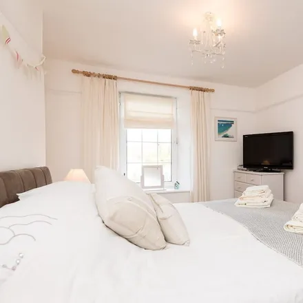 Rent this 3 bed house on Looe in PL13 2DA, United Kingdom