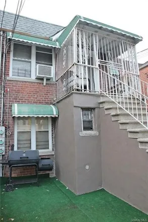 Image 2 - 2579 Young Avenue, New York, NY 10469, USA - House for sale