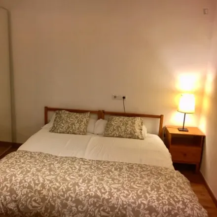 Rent this 2 bed room on Farmàcia Miserachs Lalanda in Marta, Carrer de Roger de Llúria
