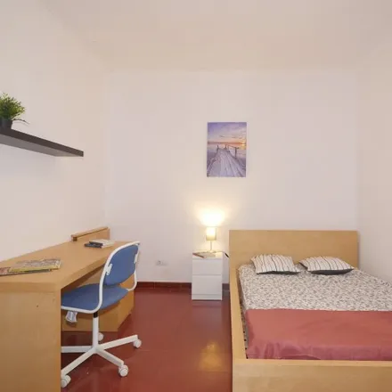 Rent this 6 bed room on Carrer d'Oliana in 19, 08006 Barcelona