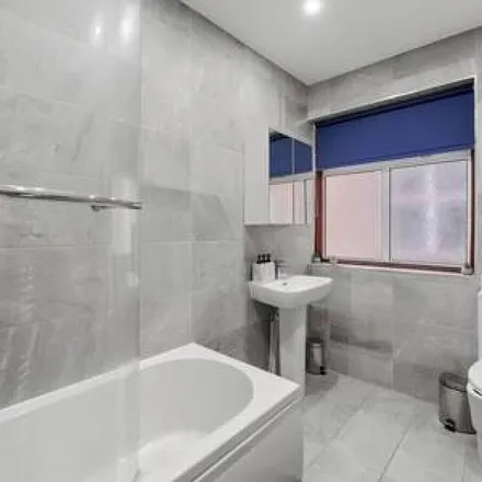 Image 4 - London, NW10 3NX, United Kingdom - House for rent