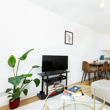 Image 8 - London, SW18 1JG, United Kingdom - Apartment for rent