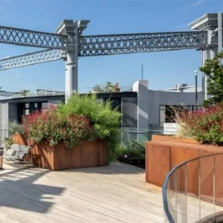 Image 2 - Gasholder Apartments, 1 Regent's Canal towpath, London, N1C 4BW, United Kingdom - Room for rent