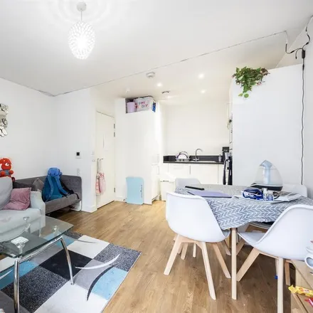 Image 3 - Meadow Court, 14 Booth Road, London, E16 2FW, United Kingdom - Apartment for rent