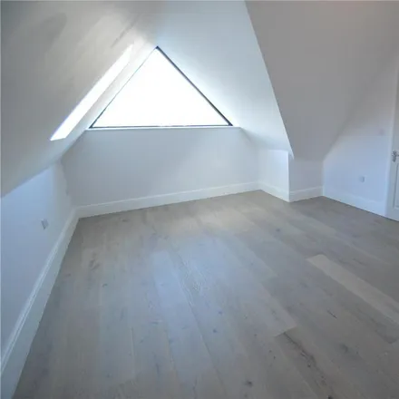 Image 3 - 24 The Grove, London, CR5 2BH, United Kingdom - Apartment for rent