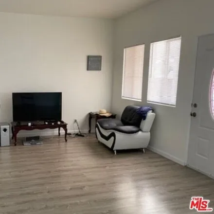 Image 4 - 1101 West 83rd Street, Los Angeles, CA 90044, USA - House for sale