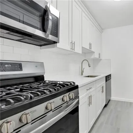 Image 3 - 88-08 151st Avenue, New York, NY 11414, USA - Apartment for sale