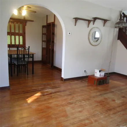 Image 3 - 86-11 249th Street, New York, NY 11426, USA - House for sale