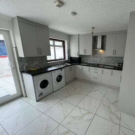 Rent this 4 bed townhouse on Clifford Road in Beavers, London