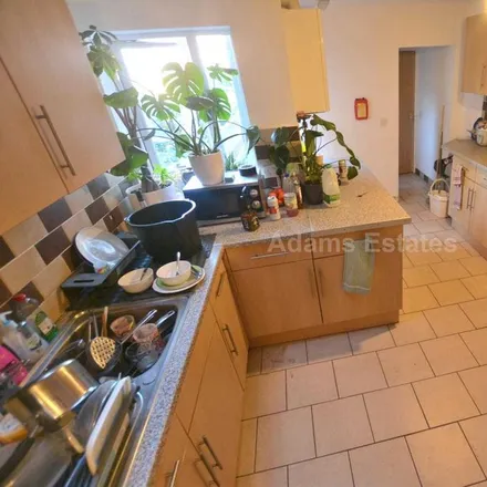 Rent this 6 bed townhouse on 47 Brighton Road in Reading, RG6 1PS