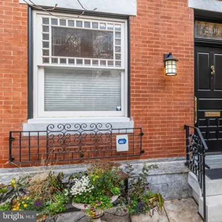 Image 2 - 2109 Locust Street, Philadelphia, PA 19103, USA - House for sale