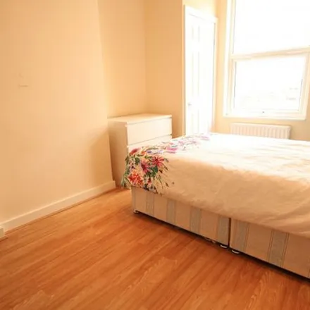 Image 5 - Knowle Terrace, Leeds, LS4 2PD, United Kingdom - Townhouse for rent