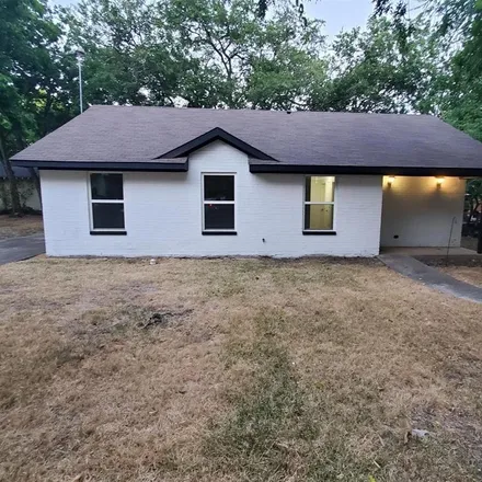Rent this 3 bed house on 915 South Johnson Street in McKinney, TX 75069