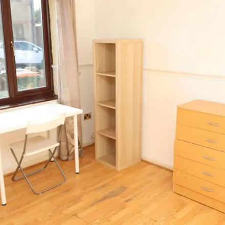 Image 3 - St Matthias, Kimberley Road, London, E16 4NT, United Kingdom - Apartment for rent