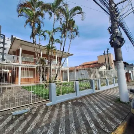 Buy this 5 bed house on Avenida Emanoel Pinto in Centro, Balneário Piçarras - SC