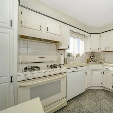Image 4 - 492 Huguenot Ave, New York, 10312 - House for sale