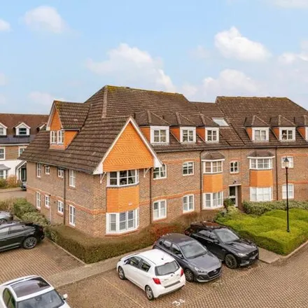 Buy this 2 bed apartment on Hayward Road in Elmbridge, KT7 0BF