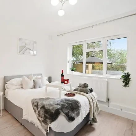 Rent this 2 bed house on London in NW10 4QX, United Kingdom