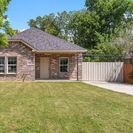 Rent this 3 bed house on 925 East Harvey Avenue in Fort Worth, TX 76104