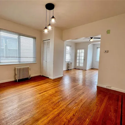 Image 4 - 25-43 124th Street, New York, NY 11354, USA - House for sale